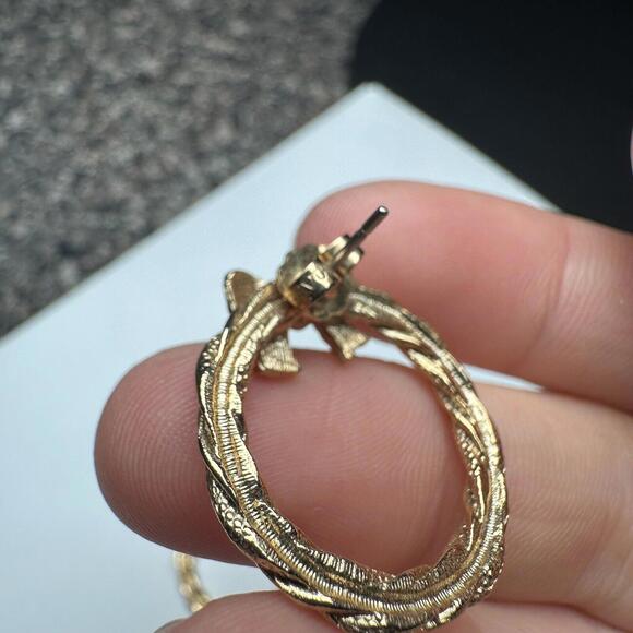 Avon Gold Tone Christmas Holiday Wreath With Bow Pierced Earrings Signed - Picture 4 of 8